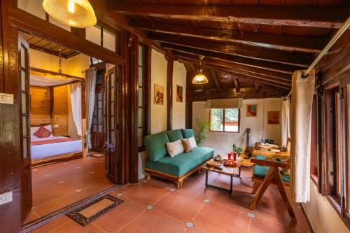 Giường trong phòng chung tại Himtrek Stays,Mcleodganj