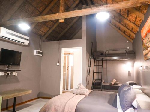 ein Schlafzimmer mit einem Bett in einem Zimmer mit einem Loft in der Unterkunft Vioolsdrift Lodge in Vioolsdrift