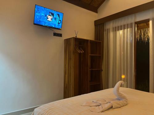 een kamer met een bed met een handdoek erop bij Rice Terrace Bungalows in Tetebatu