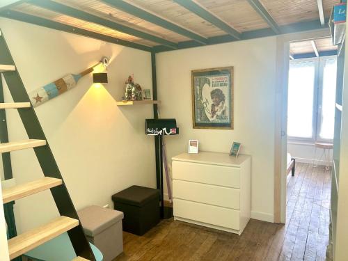 een kamer met een ladder, een commode en een plank bij Mezzanines 50 m de la plage in Châtelaillon-Plage