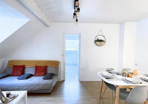 un soggiorno con un divano e un tavolo di Gîte cosy et paisible près de La Mongie a Campan