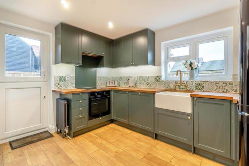 Kuchyň nebo kuchyňský kout v ubytování 2 Bed in Fincham oc-t33561