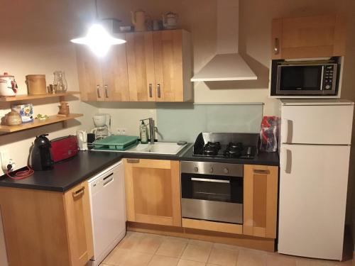 Een keuken of kitchenette bij Maison calme et agréable proche de la mer