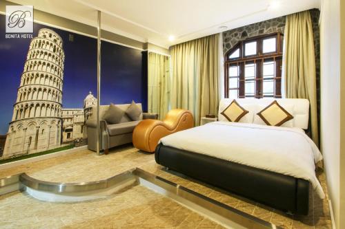 een slaapkamer met een groot bed en de scheve toren bij Collection O District 10 - Bonita Grand Hotel in Ho Chi Minh-stad