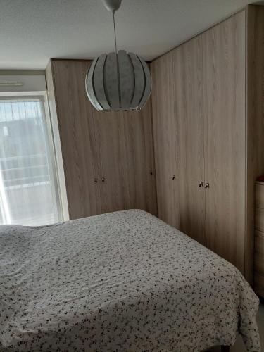 une chambre avec un lit et un lustre dans l'établissement Spacious 3-room penthouse apartment, à Truchtersheim