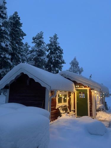 Laplandliv cabin on the lake v zimě