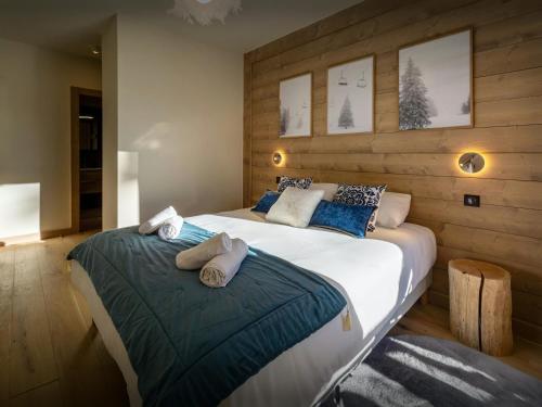 een slaapkamer met twee bedden met handdoeken erop bij Les Doliges - OVO Network in Les Gets