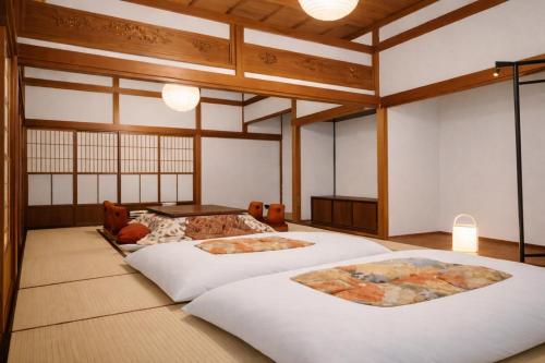 Katil atau katil-katil dalam bilik di 囲炉裏のある築100年の一棟貸し古民家で昔の暮らし体験