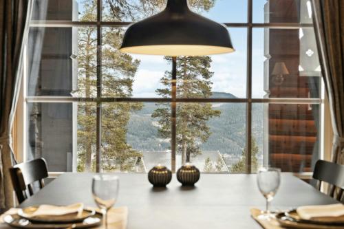een eettafel met uitzicht op een raam bij Cabin With Panoramic Views Over Trysil in Trysil