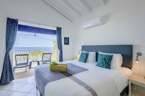 En eller flere senge i et værelse på Coral Estate Rentals