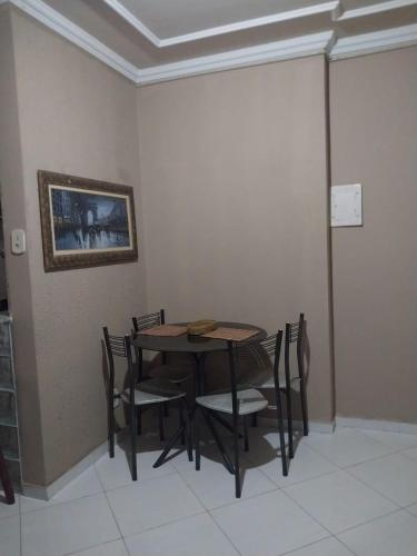 ein Esszimmer mit Tisch und Stühlen in der Unterkunft flat confortável in Campos dos Goytacazes