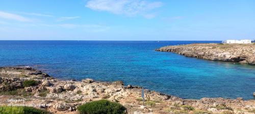 een grote hoeveelheid water naast een rotsachtige kust bij Vento sulle Onde - Casa Nunù in Torre Suda