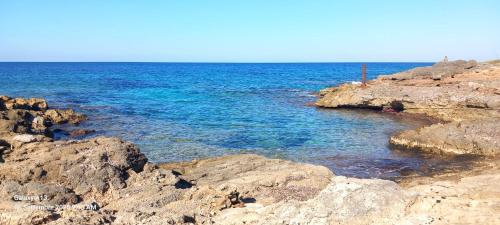 een uitzicht op de oceaan vanaf een rotsachtige kust bij Vento sulle Onde - Casa Nunù in Torre Suda