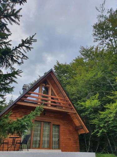 una baita di tronchi con una finestra sul lato di Highlander guesthouse a Žabljak