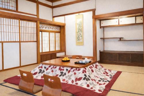 Gambar di galeri bagi 囲炉裏のある築100年の一棟貸し古民家で昔の暮らし体験 di Itoshima