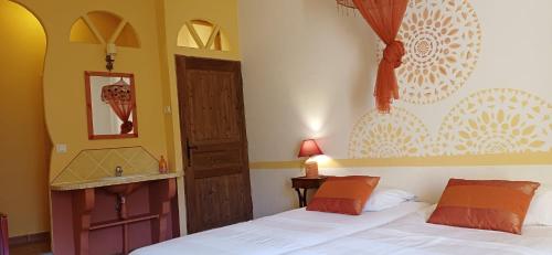 Giường trong phòng chung tại L'Ancienne Taverne Chambres d'hôtes et Gîtes