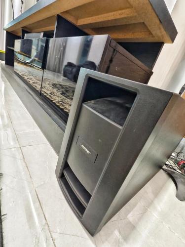 a television sitting on the floor in a room at Al manama villa 2 in á¸¨aÅŸat al BidÄ«yah