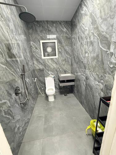 a bathroom with a toilet and a shower at Al manama villa 2 in á¸¨aÅŸat al BidÄ«yah