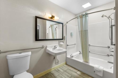 un bagno con un water e un lavandino di Quality Inn Brewerton - Syracuse Oneida Lake Area a Brewerton