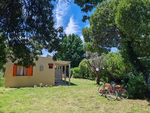 due biciclette parcheggiate di fronte a una casa di Camote Casa de Mar Tinys House a La Estafeta