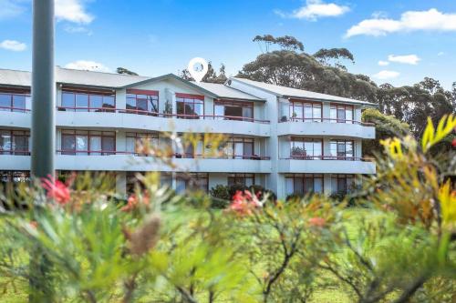 En have udenfor Perfectly Positioned Across From Mollymook Beach