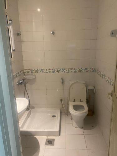 un bagno con un water, una vasca e un lavandino di DELUXE Studio Apartment a Sharjah