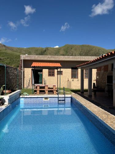 une piscine devant une maison dans l'établissement Casa cómoda, à Tarija