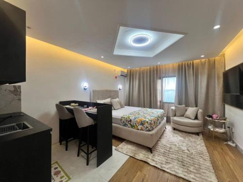 ein Schlafzimmer mit Bett und ein Wohnzimmer in der Unterkunft 113 k-chimi in Pointe-Noire