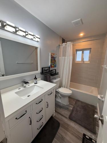 Koupelna v ubytování King bed, Park Free, Golf, FLL