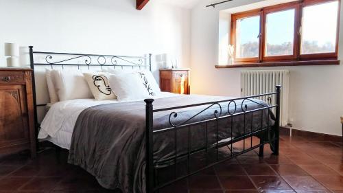 Giường trong phòng chung tại QuickHome Bianca Luce