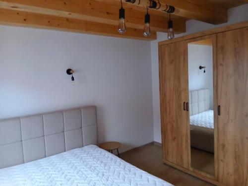 Giường trong phòng chung tại Spokojna Dolina