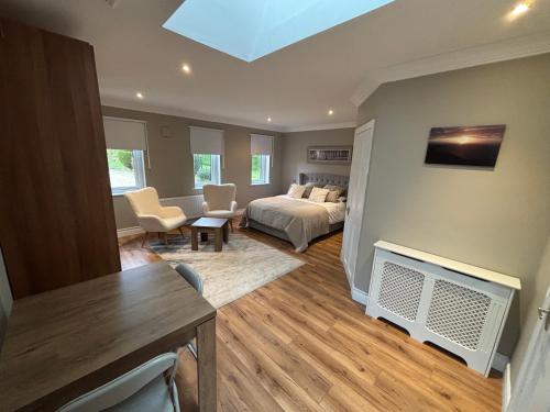 une chambre avec un lit et un salon dans l'établissement River Court, 