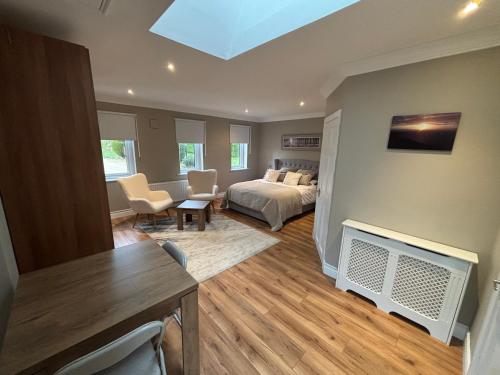 une chambre avec un lit et un bureau dans une pièce dans l'établissement River Court, 