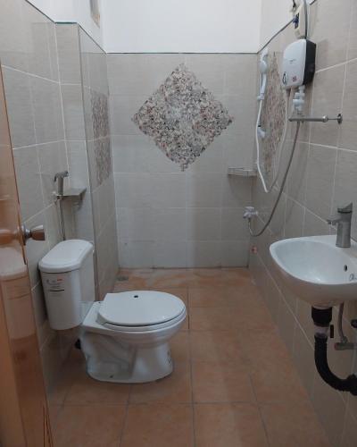 een badkamer met toilet en wastafel bij Ag-agongan Lodge in Baguio