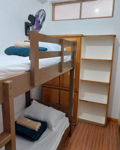 een slaapkamer met twee stapelbedden en een raam bij Ag-agongan Lodge in Baguio