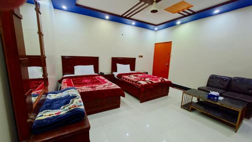 En eller flere senge i et værelse på Royal Residency Guest House Karachi