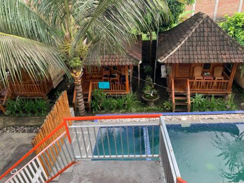 une vue aérienne d'un complexe hôtelier avec piscine dans l'établissement Pondok Elen Mandalika, à Praya