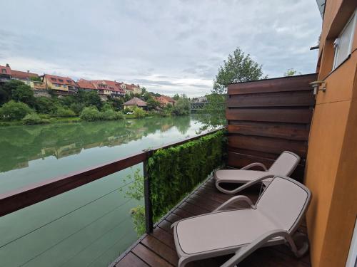 Výhled na řeku, která protéká v blízkosti vily