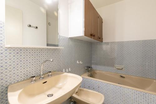 a bathroom with a sink and a bath tub at Les Orres Plein Sud - Studio avec balcon in Les Orres