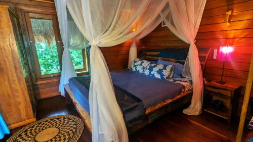 En eller flere senge i et værelse på Taman Fajar Gili Asahan