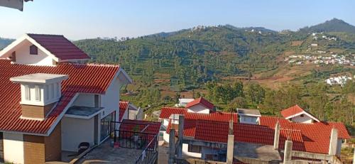 Cảnh núi rừng hoặc tầm nhìn ra núi từ resort