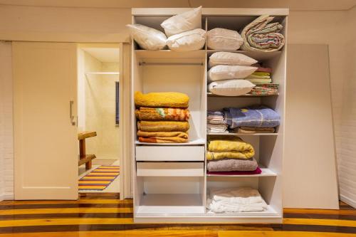 een inloopkast gevuld met veel handdoeken bij Sitio Dona Bela - Rio da Prata in Joinville