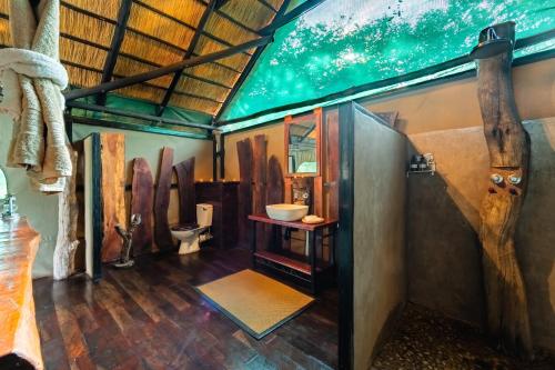 un bagno con un lavandino in una stanza di Camp Silwane 