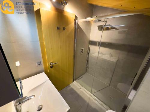 Koupelna v ubytování Katver 72, joli appartement avec balcon, proche du centre du village