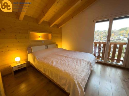 Postel nebo postele na pokoji v ubytování Katver 72, joli appartement avec balcon, proche du centre du village