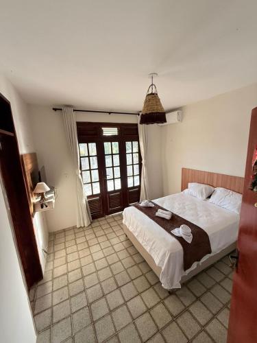 una camera da letto con un letto grande e una finestra di Obelisco hotel fazenda a Ubajara