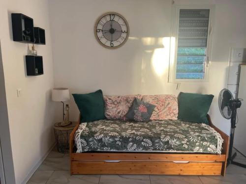 Posezení v ubytování Bungalow charmant près de Vieux-Habitants, 36 m²