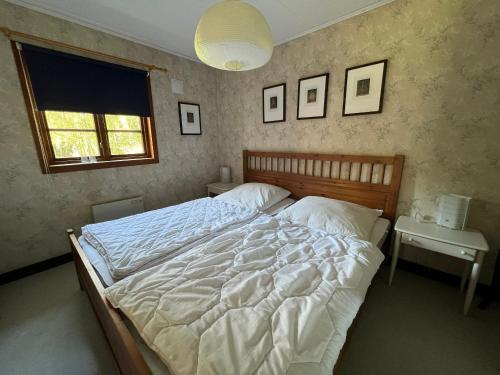 una camera da letto con un letto grande e una finestra di Trollhus a Kättilstorp