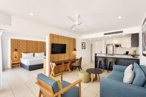 ein Hotelzimmer mit Bett und Küche in der Unterkunft Radisson Blu Resort Fiji in Denarau