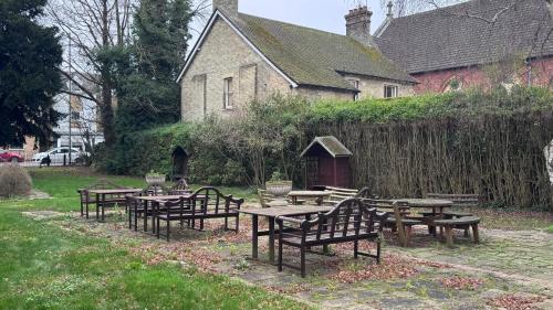 O grădină în afara The March Hotel